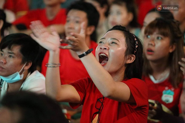 Nhìn lại chuỗi cảm xúc biến động của CĐV Việt Nam trong trận thắng ngộp thở 1-0 trước Thái Lan-6