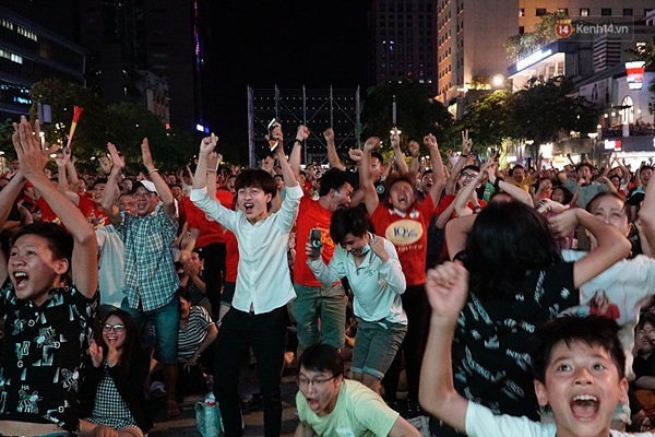 Nhìn lại chuỗi cảm xúc biến động của CĐV Việt Nam trong trận thắng ngộp thở 1-0 trước Thái Lan-7