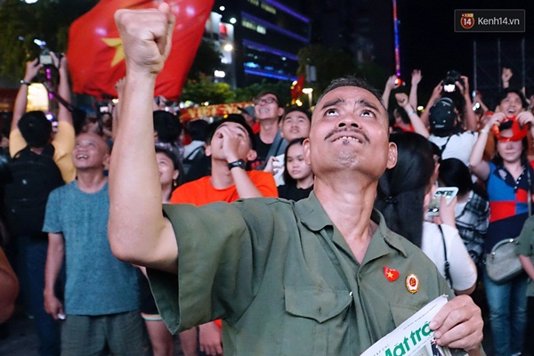 Nhìn lại chuỗi cảm xúc biến động của CĐV Việt Nam trong trận thắng ngộp thở 1-0 trước Thái Lan-9