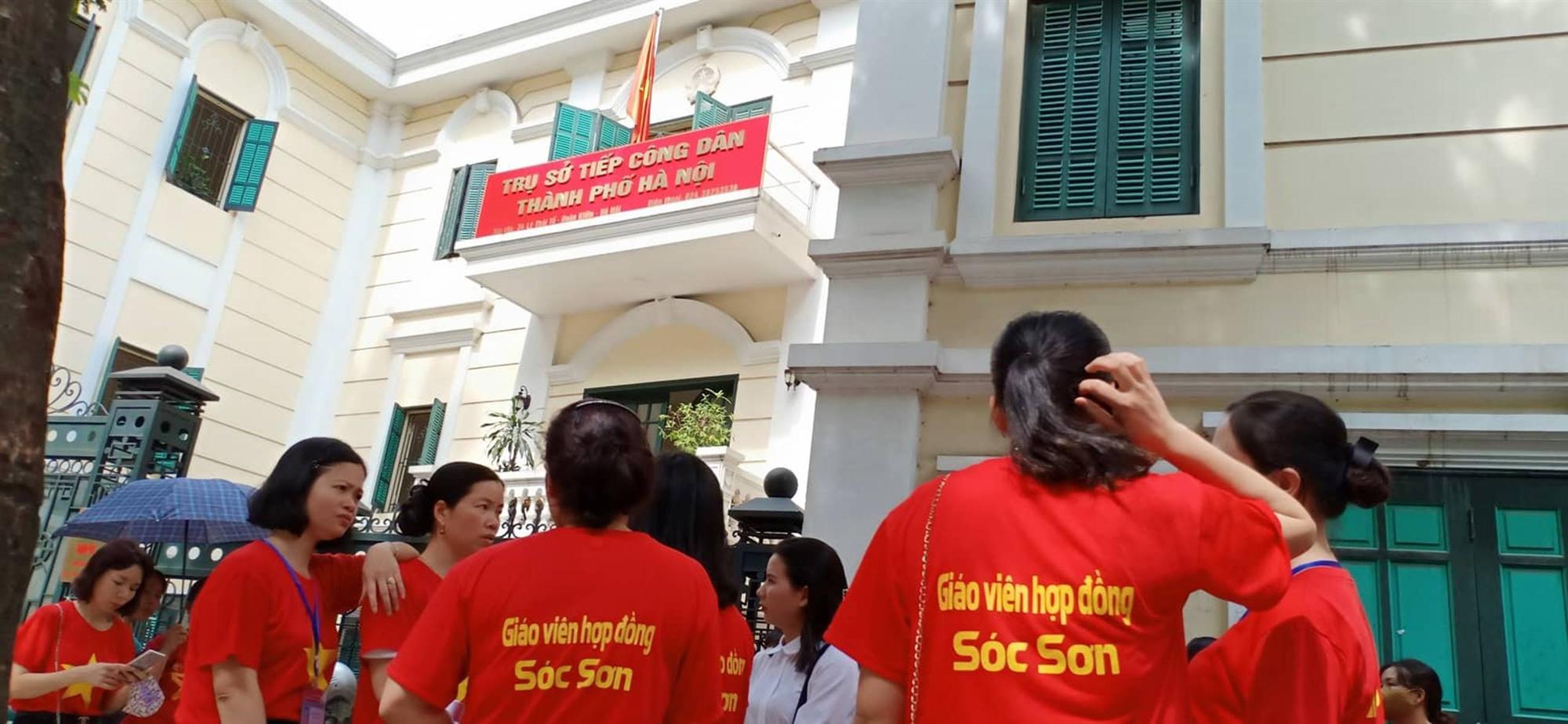 Cô giáo dạy tiếng Anh 23 năm không dám thổ lộ lương tháng 1,2 triệu đồng-3