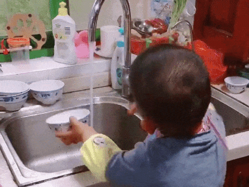 Nhìn cậu bé vừa rửa bát vừa say sưa hát, chị em nằng nặc đòi kết thông gia để sau này con gái 