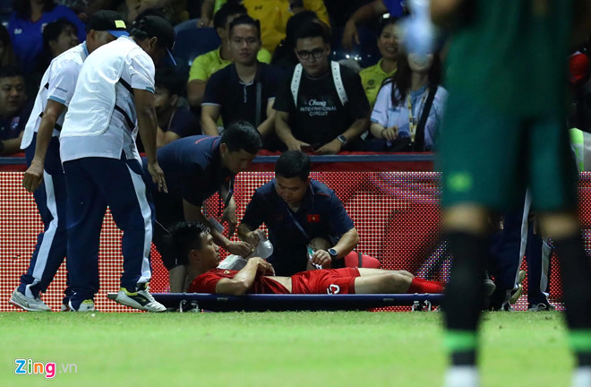 Ít nhất 2 cầu thủ Thái Lan xứng đáng nhận thẻ đỏ-1