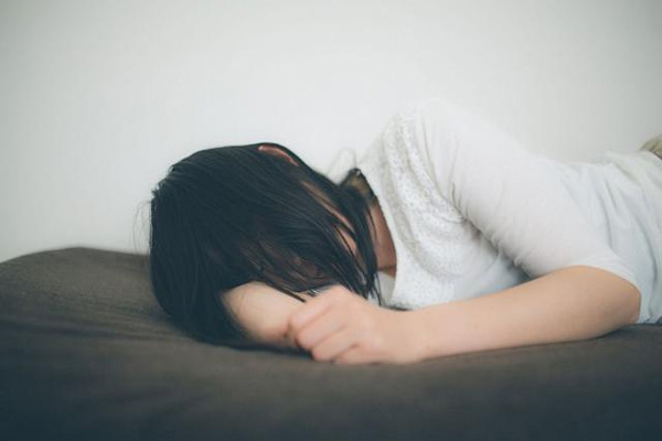 Nhờ bố dượng bôi thuốc ngứa lên chân, thiếu nữ 16 tuổi gặp chuyện kinh hoàng-1