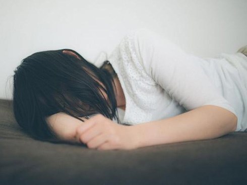 Nhờ bố dượng bôi thuốc ngứa lên chân, thiếu nữ 16 tuổi gặp chuyện kinh hoàng