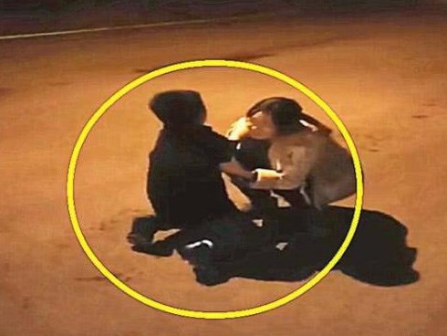 Con 6 tuổi thấy mẹ bỏ đi vì cãi nhau với bố, chạy 1km đuổi theo, ai cũng xót lòng