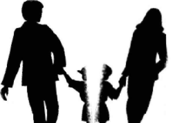 Con 6 tuổi thấy mẹ bỏ đi vì cãi nhau với bố, chạy 1km đuổi theo, ai cũng xót lòng-2