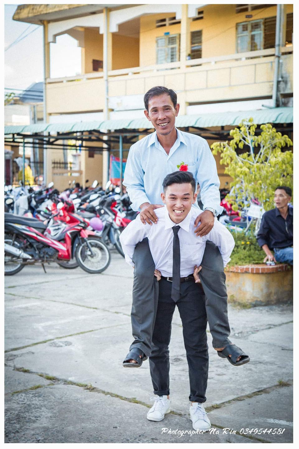 Câu chuyện ấm áp của nam sinh cõng bố trong ngày lễ tri ân: Bố ơi, leo lên con cõng nhé-1