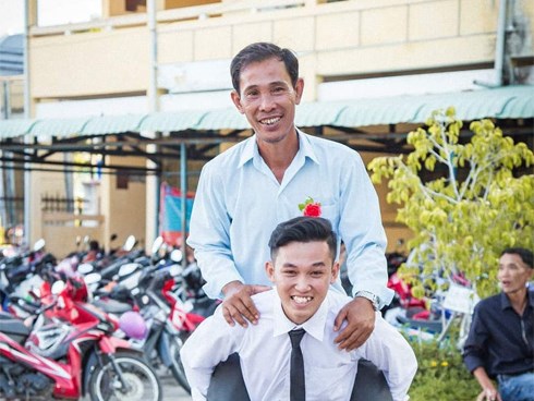 Câu chuyện ấm áp của nam sinh cõng bố trong ngày lễ tri ân: 