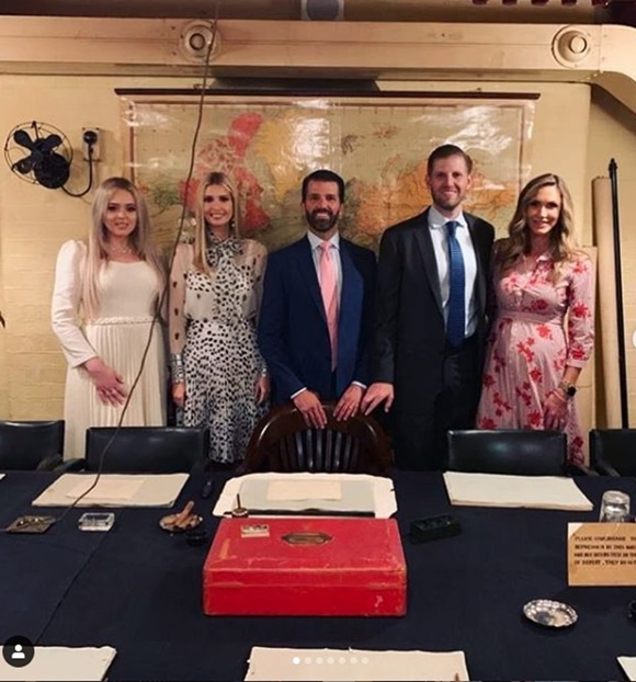 Ivanka Trump gây thương nhớ khi xuất hiện rực rỡ tại sân bay tạm biệt nước Anh, tập đoàn gia đình Tổng thống Mỹ lại gây bão truyền thông-3