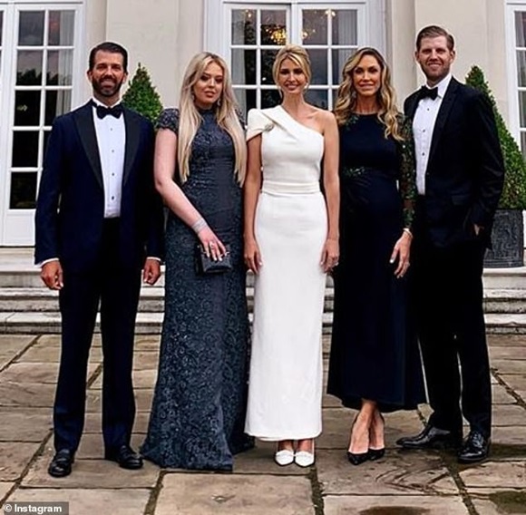 Ivanka Trump gây thương nhớ khi xuất hiện rực rỡ tại sân bay tạm biệt nước Anh, tập đoàn gia đình Tổng thống Mỹ lại gây bão truyền thông-4