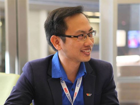 Thông tin cực hiếm về chú rể của MC Phí Linh: Phó trưởng phòng tiếng Anh, 