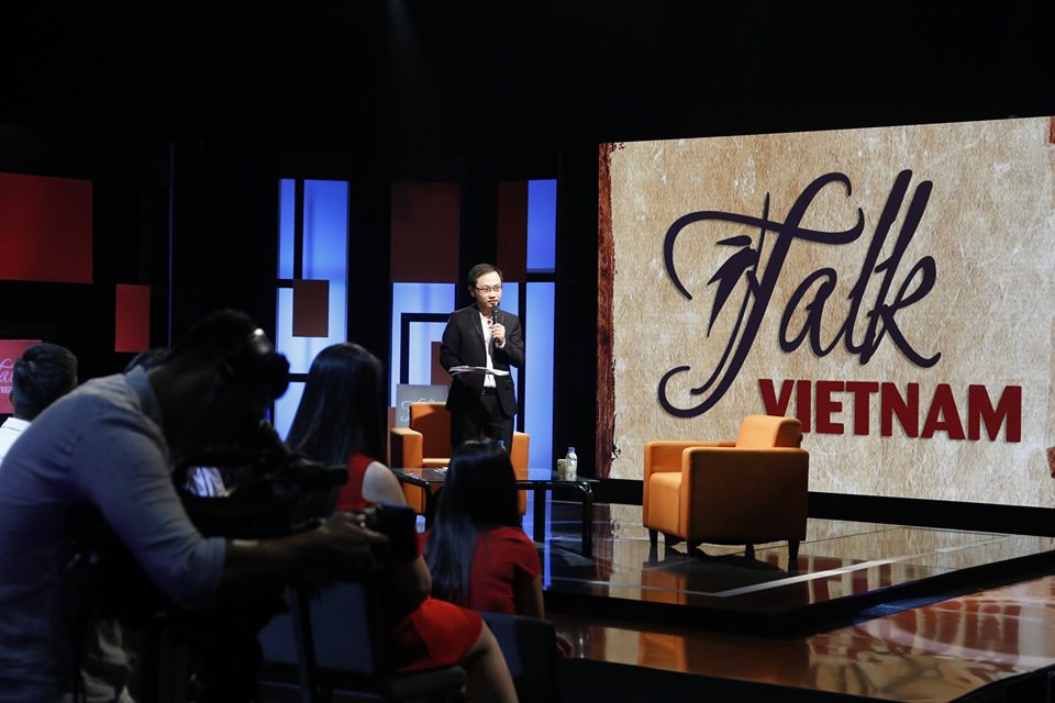 Thông tin cực hiếm về chú rể của MC Phí Linh: Phó trưởng phòng tiếng Anh, người đứng sau nhiều show đỉnh của VTV-9