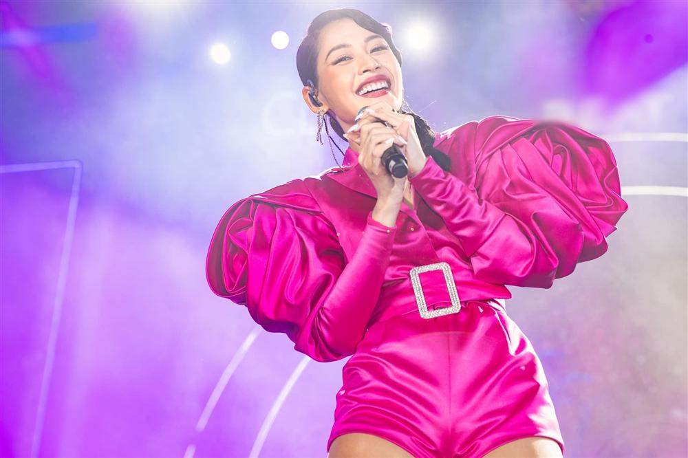 Chưa hết ngán ngẩm vì màn hát live như sắp xỉu của Chi Pu, fan lại chán hẳn với bộ đồ diễn như cô bé đô con-3