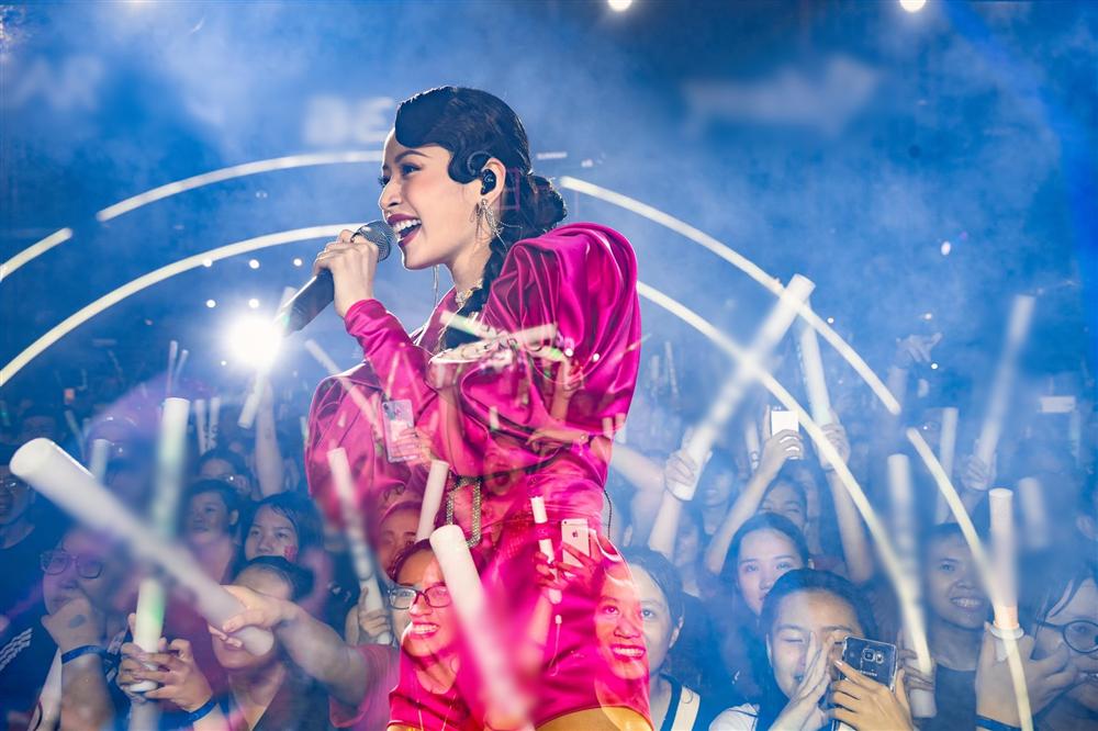 Chưa hết ngán ngẩm vì màn hát live như sắp xỉu của Chi Pu, fan lại chán hẳn với bộ đồ diễn như cô bé đô con-8