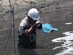 Giắt ca nhựa sau lưng, tiến sĩ Nhật làm điều kỳ lạ giữa sông Tô Lịch-15