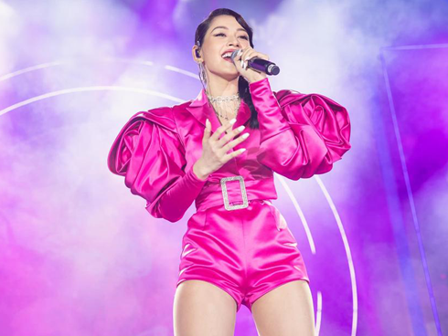 Chưa hết ngán ngẩm vì màn hát live như sắp xỉu của Chi Pu, fan lại chán hẳn với bộ đồ diễn như 'cô bé đô con'