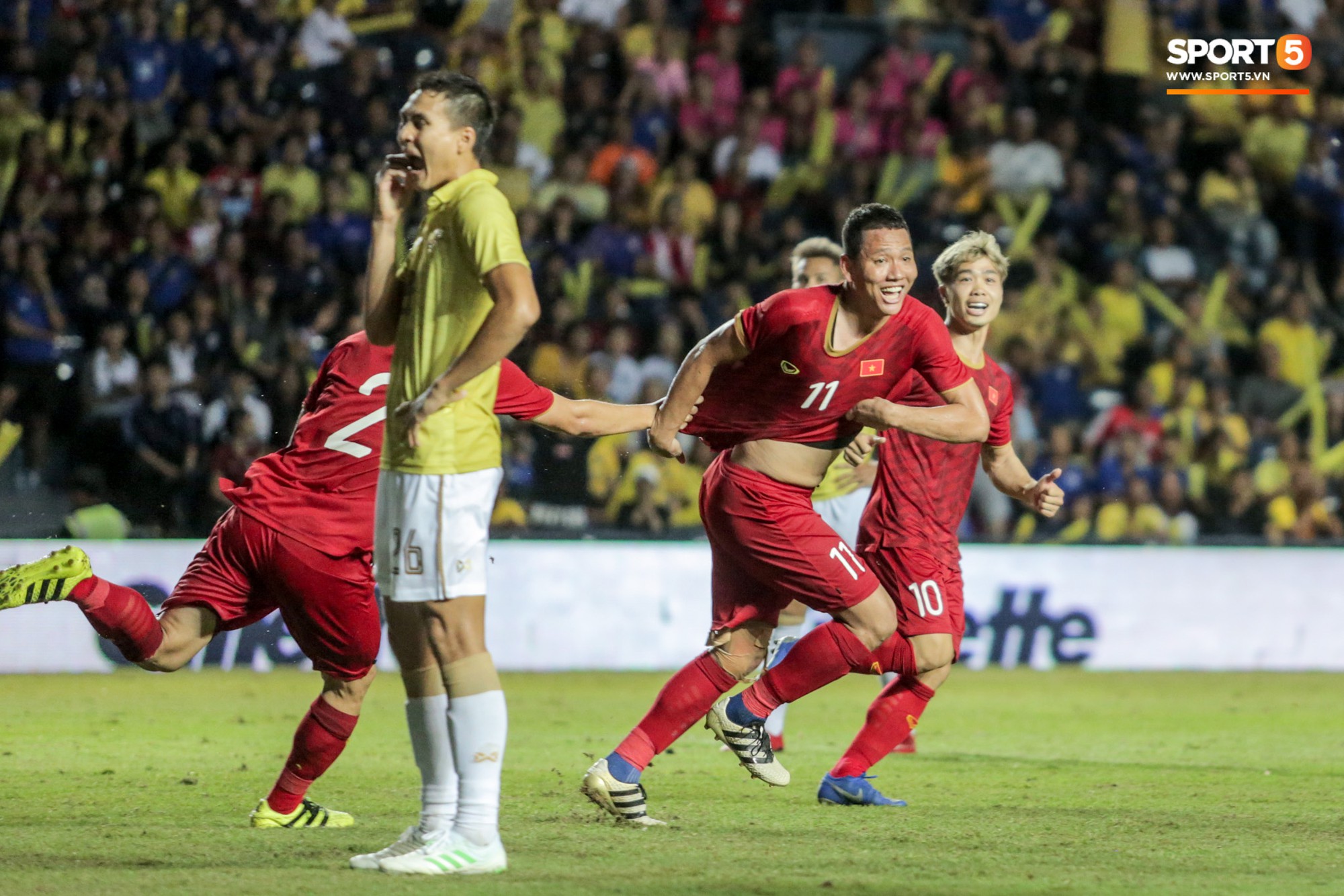 Hài hước: Tiền vệ tuyển Việt Nam bị trọng tài xin lại bụng bầu sau màn ăn mừng kinh điển-1