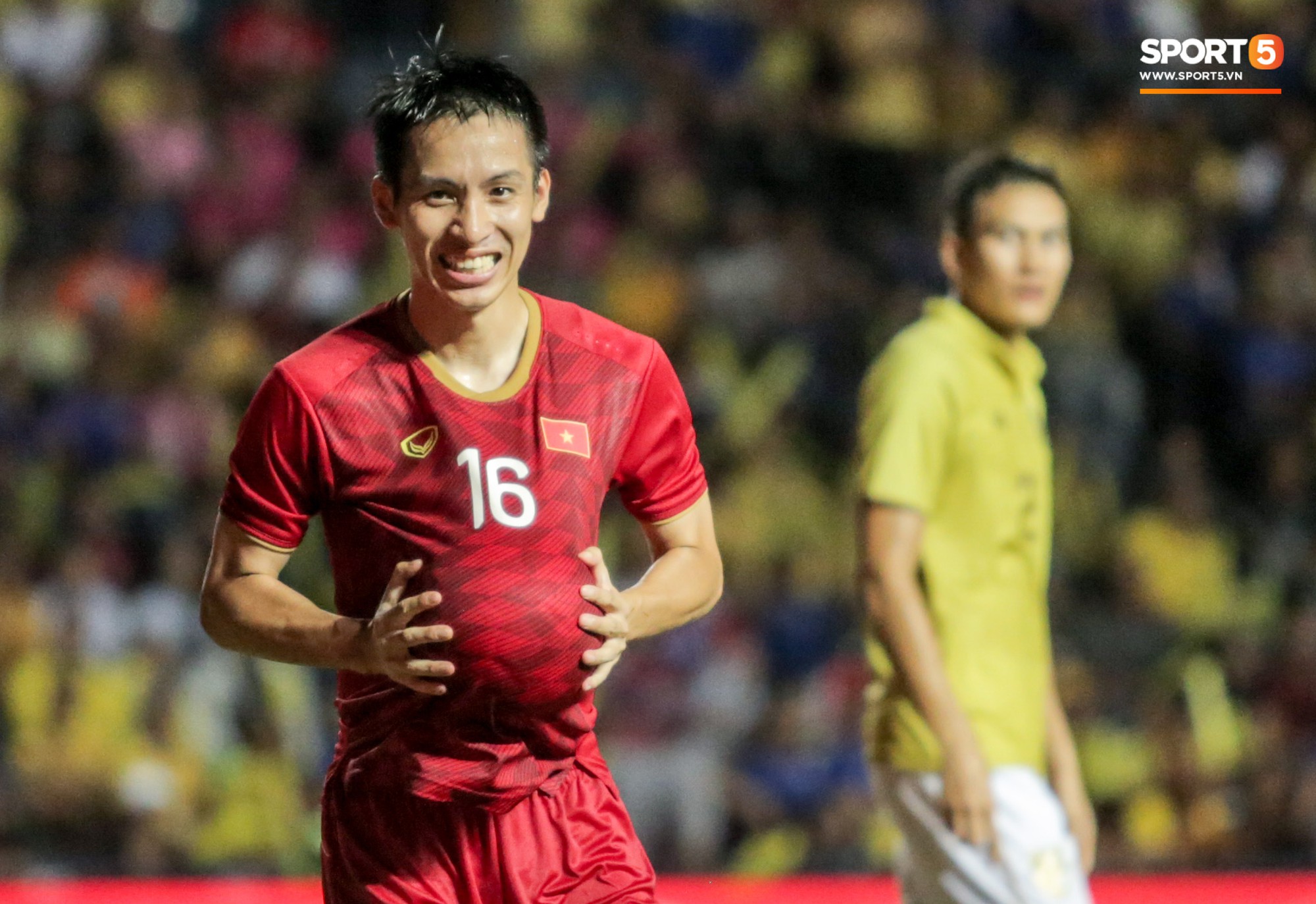 Hài hước: Tiền vệ tuyển Việt Nam bị trọng tài xin lại bụng bầu sau màn ăn mừng kinh điển-3