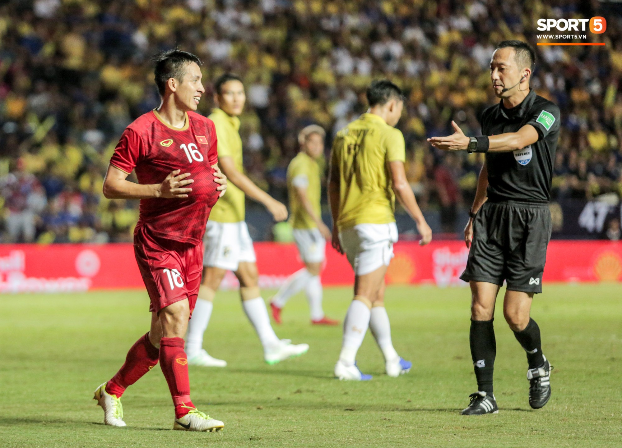 Hài hước: Tiền vệ tuyển Việt Nam bị trọng tài xin lại bụng bầu sau màn ăn mừng kinh điển-5