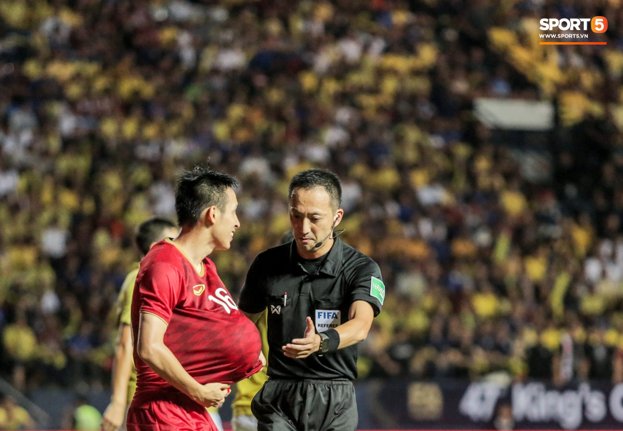 Hài hước: Tiền vệ tuyển Việt Nam bị trọng tài xin lại bụng bầu sau màn ăn mừng kinh điển-6