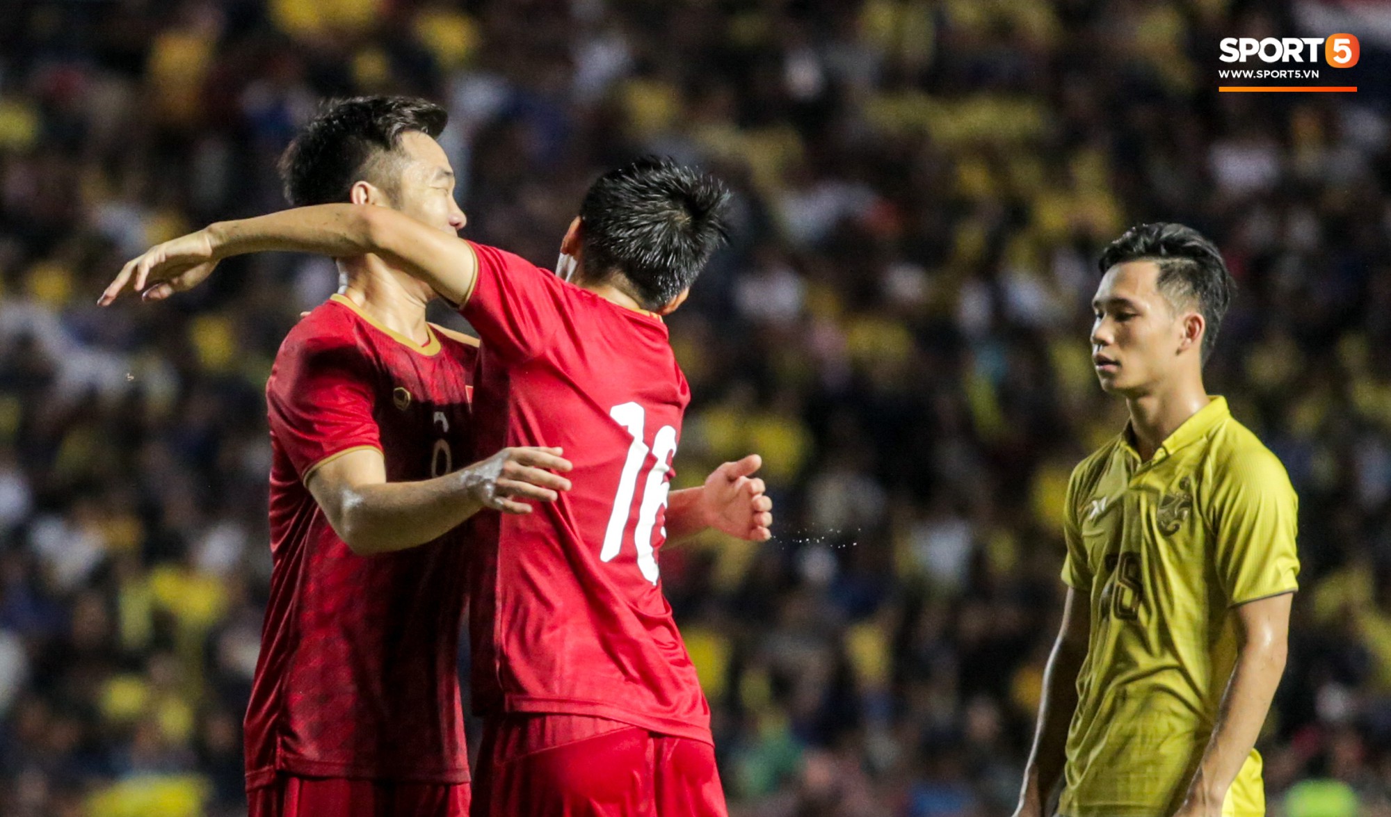Hài hước: Tiền vệ tuyển Việt Nam bị trọng tài xin lại bụng bầu sau màn ăn mừng kinh điển-7