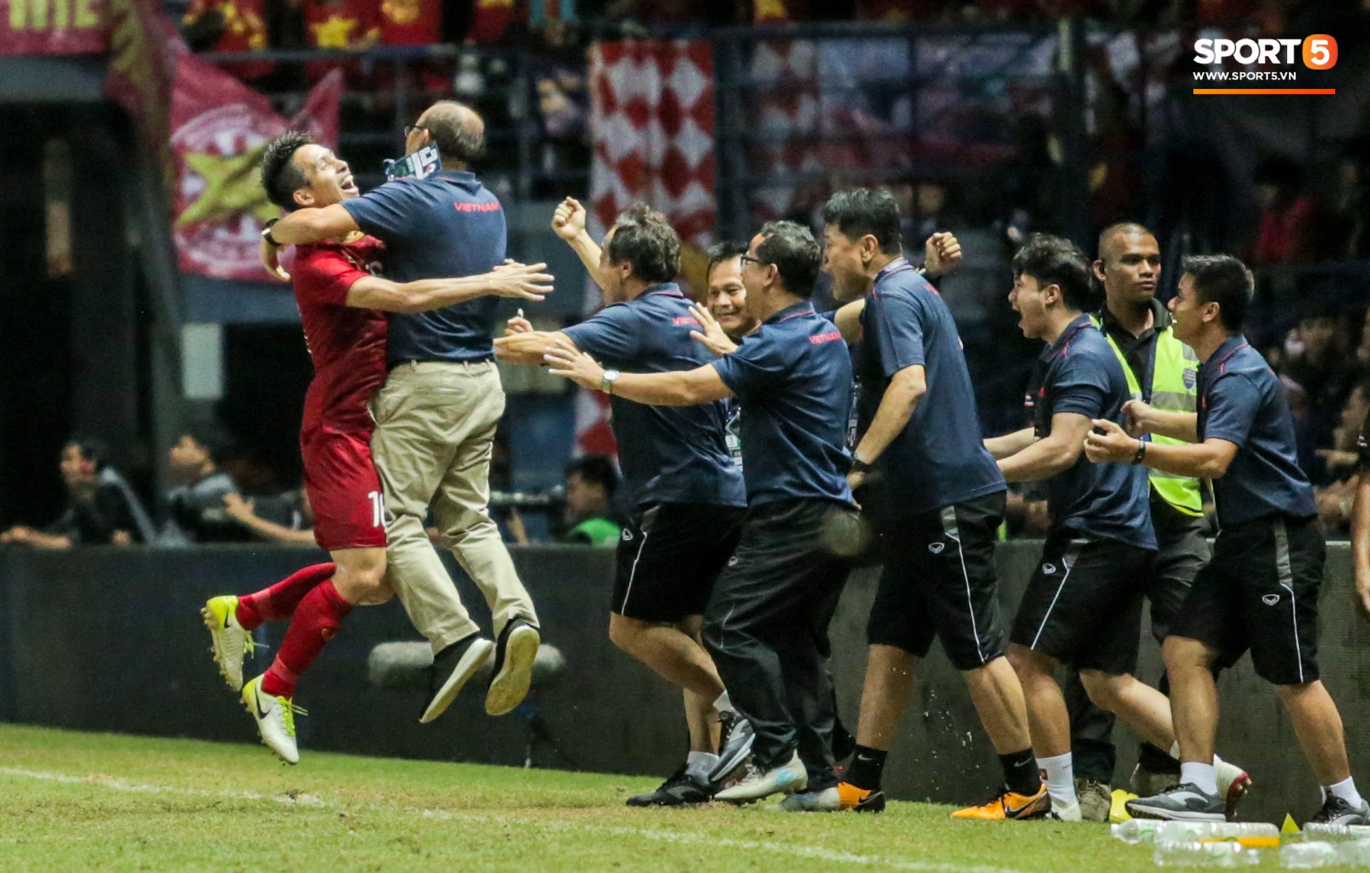 Hài hước: Tiền vệ tuyển Việt Nam bị trọng tài xin lại bụng bầu sau màn ăn mừng kinh điển-9