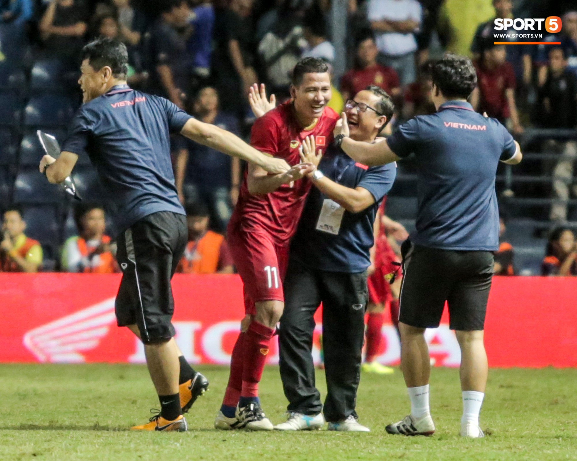 Hài hước: Tiền vệ tuyển Việt Nam bị trọng tài xin lại bụng bầu sau màn ăn mừng kinh điển-10