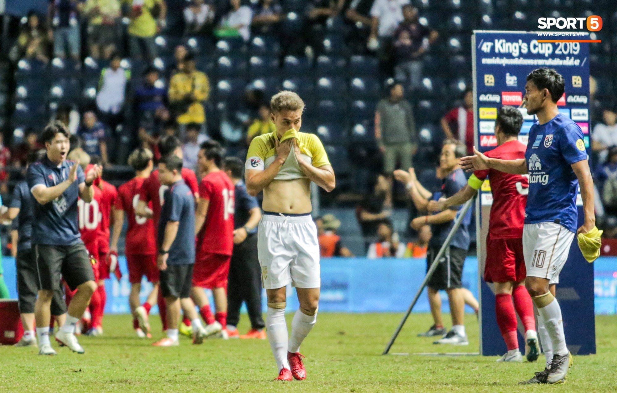 Hài hước: Tiền vệ tuyển Việt Nam bị trọng tài xin lại bụng bầu sau màn ăn mừng kinh điển-11