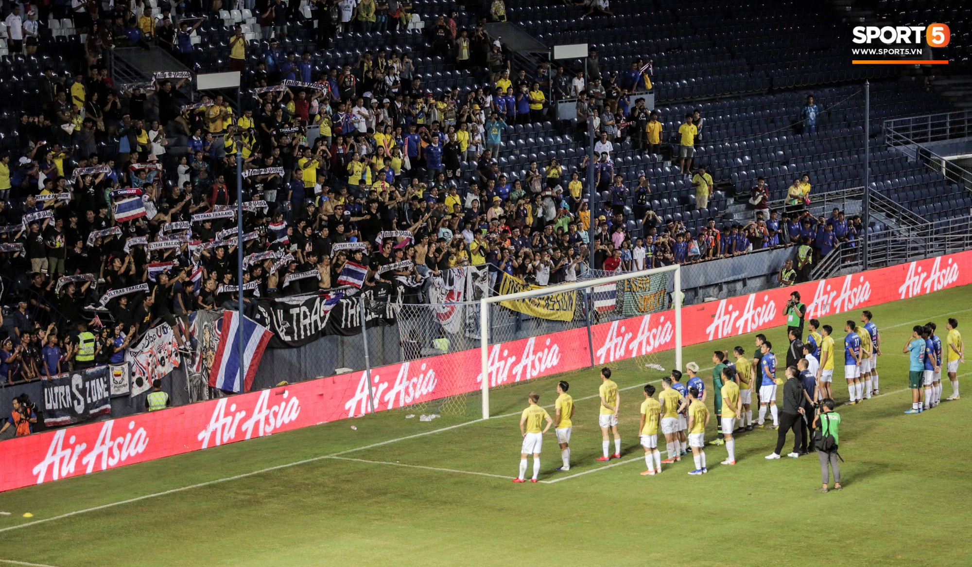 Hài hước: Tiền vệ tuyển Việt Nam bị trọng tài xin lại bụng bầu sau màn ăn mừng kinh điển-14