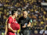 Hài hước: Tiền vệ tuyển Việt Nam bị trọng tài xin lại 'bụng bầu' sau màn ăn mừng kinh điển