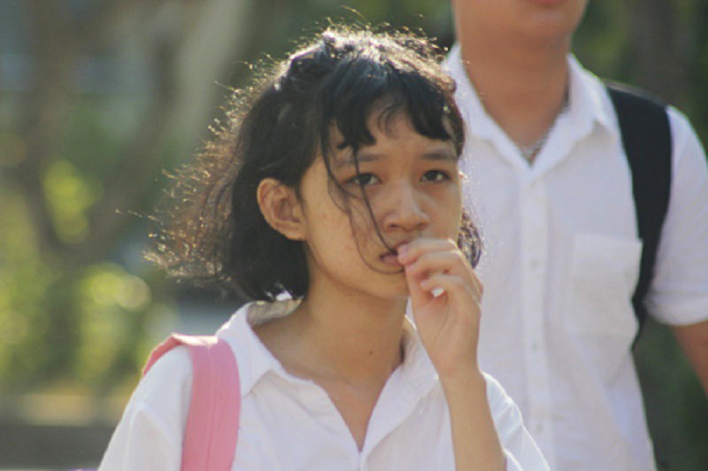 Thí sinh ở Quảng Bình quỳ gối khóc nức nở khi không biết thi lại môn Ngữ văn-2