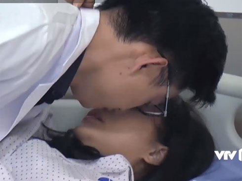 Về nhà đi con: Lộ cảnh Thư mặc quần áo của Vũ, đang hú hí trên giường thì mẹ chồng xuất hiện-11