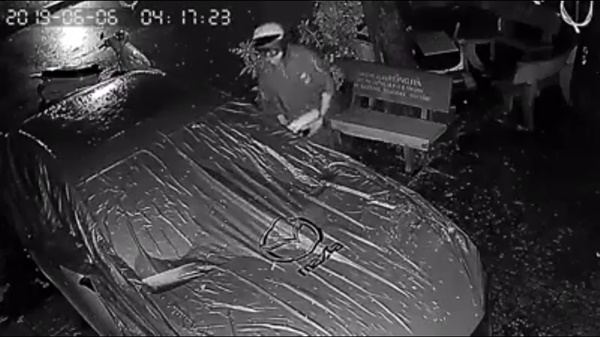 Bất chấp mưa gió, đạo chích vặt một gương xế hộp rồi luyến tiếc quay lại gỡ nốt cái còn lại-1