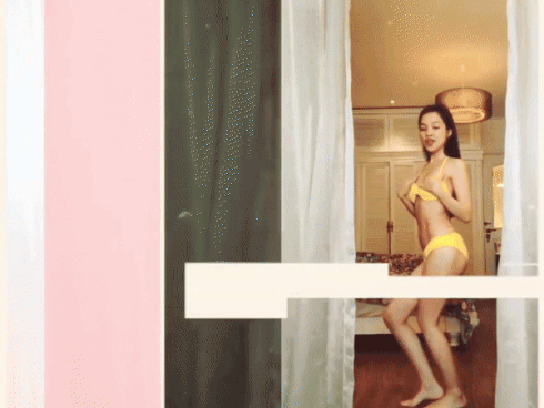 Hiền Thục như hồi xuân, diện bikini 2 mảnh nhảy sexy trong phòng ngủ
