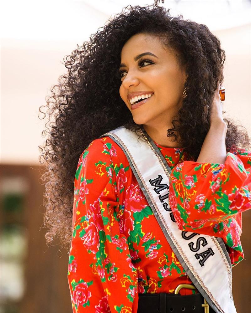 Cuộc chiến váy áo cực gắt của Hoàng Thùy và đối thủ Miss Universe 2019 khi cùng khoác chăn con công-3