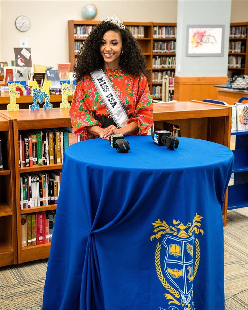 Cuộc chiến váy áo cực gắt của Hoàng Thùy và đối thủ Miss Universe 2019 khi cùng khoác chăn con công-4