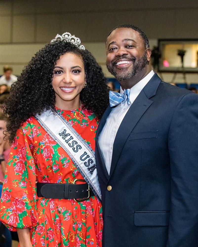 Cuộc chiến váy áo cực gắt của Hoàng Thùy và đối thủ Miss Universe 2019 khi cùng khoác chăn con công-6