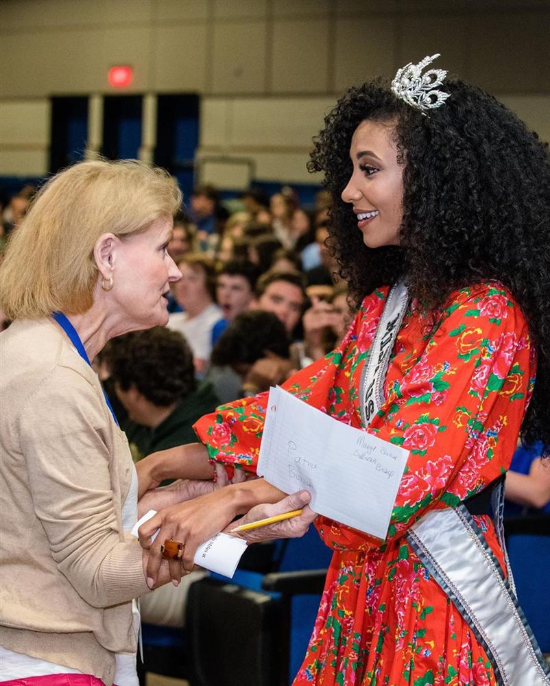 Cuộc chiến váy áo cực gắt của Hoàng Thùy và đối thủ Miss Universe 2019 khi cùng khoác chăn con công-7