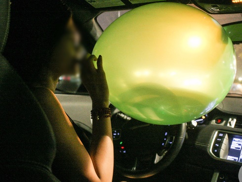 3 thanh niên liên tục giãy giụa, co giật, sùi bọt mép giữa phố Bùi Viện nghi do sử dụng cỏ Mỹ kết hợp bóng cười-3