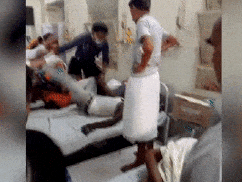 Bác sĩ nổi cáu, nhảy lên giường đánh bệnh nhân