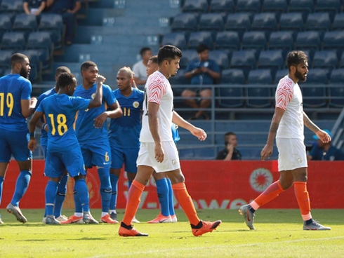 Thái Lan đã vỡ trận nếu không được trọng tài cứu” ở tình huống Văn Hậu bị tát vào mặt?-2