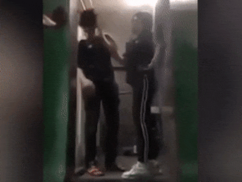 Bắt quả tang gã trai quay lén trong nhà vệ sinh nữ: Phát hiện thêm camera giấu kín ở đèn-3