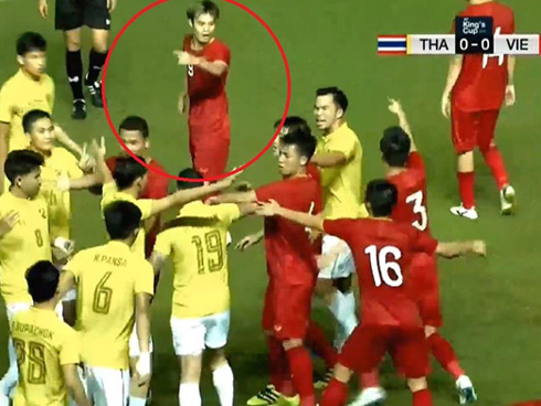 Nhận 2 thẻ vàng trong 20 giây, cầu thủ thản nhiên rời sân rồi để lại nụ cười đầy ẩn ý-4