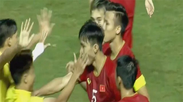 Bố Đoàn Văn Hậu xót xa khi thấy con bị tát trên sân Thái Lan-1