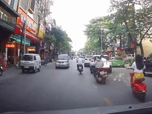 Va chạm với xe máy, người phụ nữ đập thẳng mặt vào ôtô ngược chiều