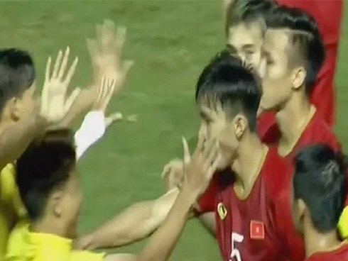 Bố Đoàn Văn Hậu xót xa khi thấy con bị tát trên sân Thái Lan