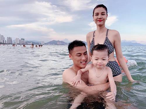 Cưới cầu thủ bị HLV Park bơ, người mẫu từng được Khắc Tiệp cưng giờ bụng bầu bán trái cây-2