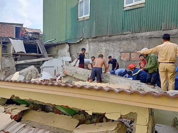 Hà Tĩnh: Nhà sập khi đang sửa, có người bị vùi lấp dưới đống đổ nát-2