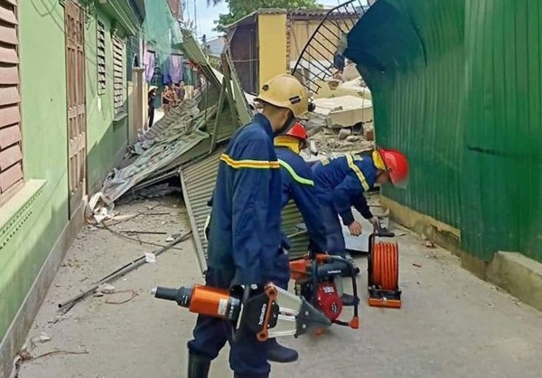 Hà Tĩnh: Nhà sập khi đang sửa, có người bị vùi lấp dưới đống đổ nát-3