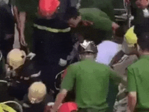 Hà Tĩnh: Nhà sập khi đang sửa, có người bị vùi lấp dưới đống đổ nát-1